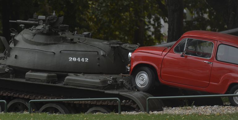 El Fiat 600 atropella al tanque, un monumento simbólico a la resistencia de Osijek en la guerra de los Balcanes El Fiat 600 atropella al tanque, un monumento simbólico a la resistencia de Osijek en la guerra de los Balcanes