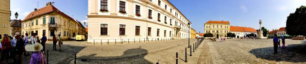 Una panorámica de la Plaza de la Santísima Trinidad en Osijek Una panorámica de la Plaza de la Santísima Trinidad en Osijek