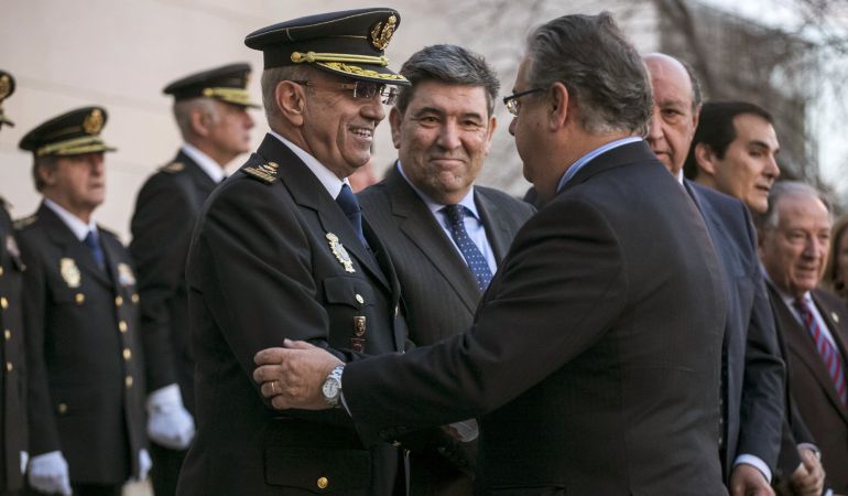 El ministro del Interior, Juan Ignacio Zoido (d), saluda al nuevo director Adjunto Operativo (DAO), Florentino Villabona (i), a su llegada al Complejo Policial de Canillas donde tuvo lugar la toma de posesión del número dos de la Policía Nacional. El ministro del Interior, Juan Ignacio Zoido (d), saluda al nuevo director Adjunto Operativo (DAO), Florentino Villabona (i), a su llegada al Complejo Policial de Canillas donde tuvo lugar la toma de posesión del número dos de la Policía Nacional.