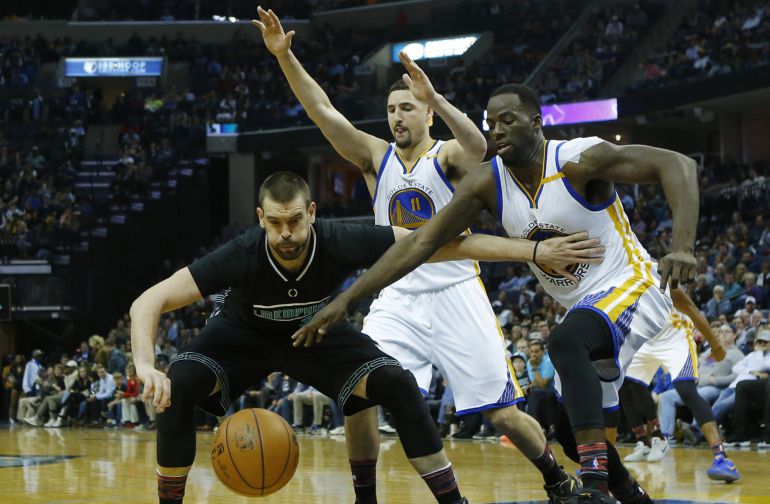 Marc Gasol pugna por el balón con los dos hombres más destacados de la noche Marc Gasol pugna por el balón con los dos hombres más destacados de la noche