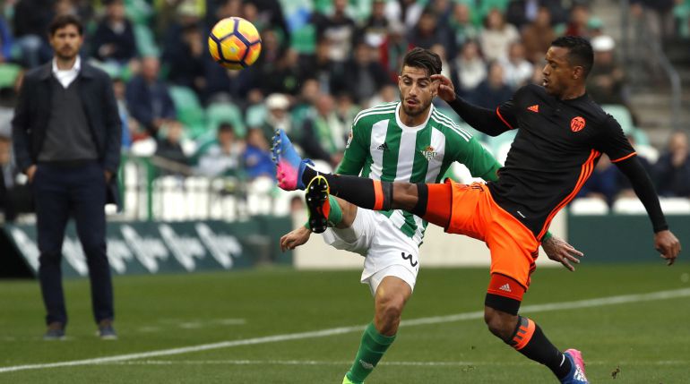 Piccini golpea la pelota ante el intento de corte de Nani Piccini golpea la pelota ante el intento de corte de Nani