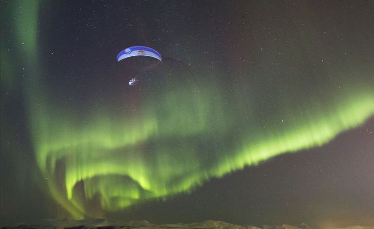 Las auroras se producen en una zona ovalada que rodea los polos. Las auroras se producen en una zona ovalada que rodea los polos.