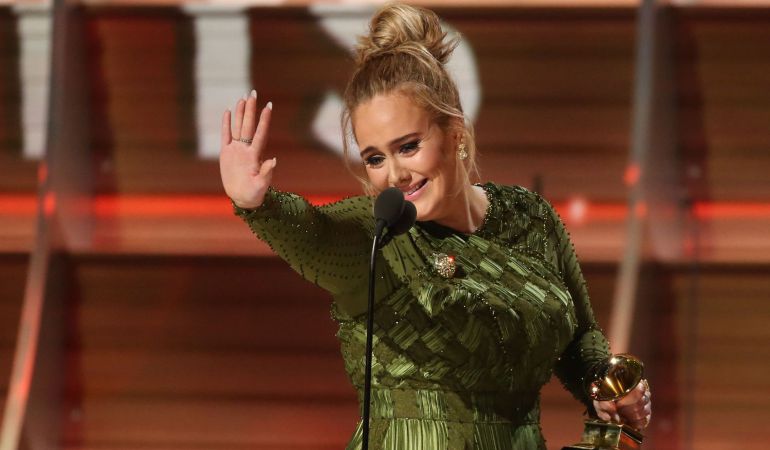 Adele se impone a Beyoncé en la 59ª edición de los premios Grammy en Los Ángeles. Adele se impone a Beyoncé en la 59ª edición de los premios Grammy en Los Ángeles.