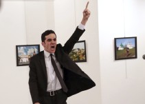 Una imagen del asesino de embajador ruso en Turquía gana el World Press Photo