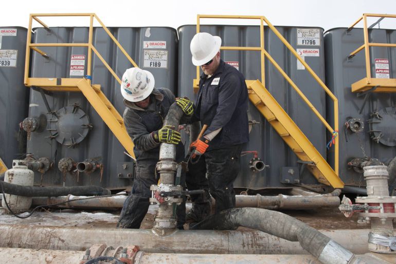 Dos operarios trabajan en una planta que utiliza el método de extracción de gas mediante el "fracking" o técnica de fracturación hidráulica.
Dos operarios trabajan en una planta que utiliza el método de extracción de gas mediante el "fracking" o técnica de fracturación hidráulica.