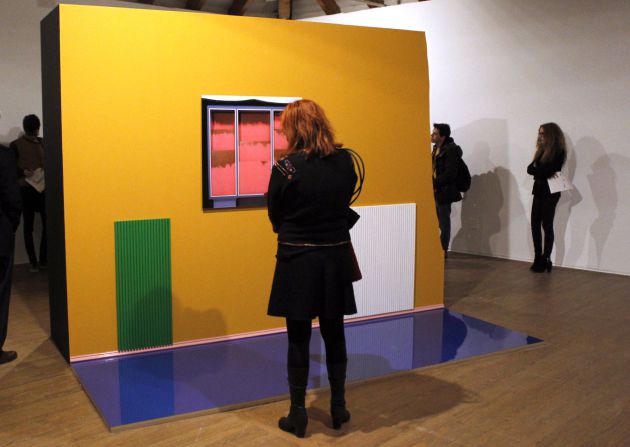 Una mujer observa una de las obras principales del artista Miguel Mitlag Una mujer observa una de las obras principales del artista Miguel Mitlag