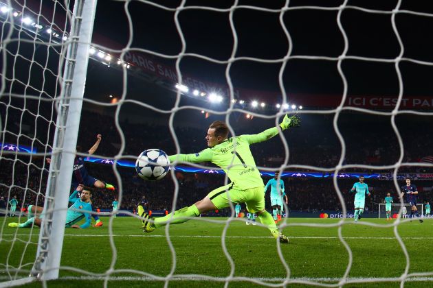Cavani pone el 4-0 con un disparo al palo corto Cavani pone el 4-0 con un disparo al palo corto
