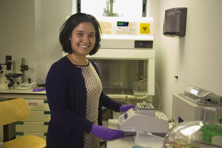 La investigadora del CSIC Priscila Kosaka muestra este nuevo biosensor en su laboratorio de Microeléctronica de Madrid. La investigadora del CSIC Priscila Kosaka muestra este nuevo biosensor en su laboratorio de Microeléctronica de Madrid.