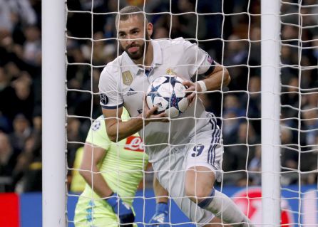 Karim Benzema recoge el balón de la portería del Nápoles tras hacer el 1-1. Karim Benzema recoge el balón de la portería del Nápoles tras hacer el 1-1.