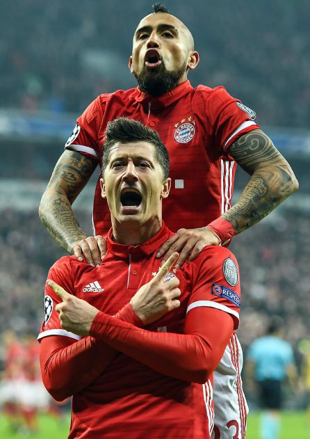 El jugador del Bayern de Múnich Robert Lewandowski celebra un gol con su compañero chileno Arturo Vidal. El jugador del Bayern de Múnich Robert Lewandowski celebra un gol con su compañero chileno Arturo Vidal.