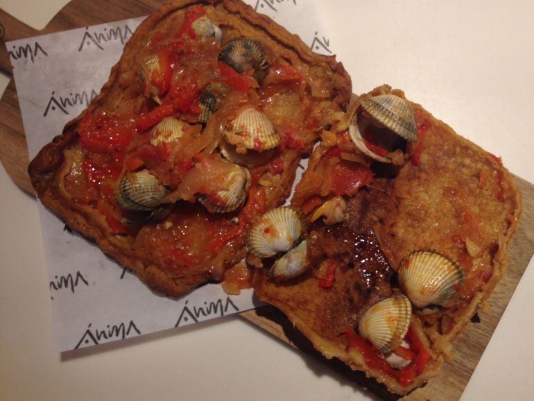 Empanada de maíz con berberechos de Noia (Ánima). Empanada de maíz con berberechos de Noia (Ánima).