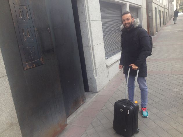 Iván Domínguez, frente a puerta de Alabaster. Iván Domínguez, frente a puerta de Alabaster.