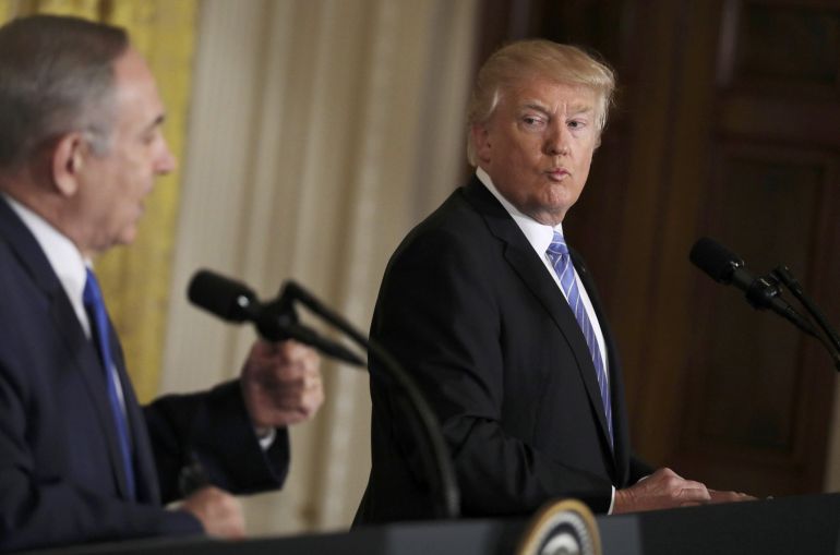 Donald Trump atiende al primer ministro israelí, Benjamín Netanyahu, durante su comparecencia
Donald Trump atiende al primer ministro israelí, Benjamín Netanyahu, durante su comparecencia