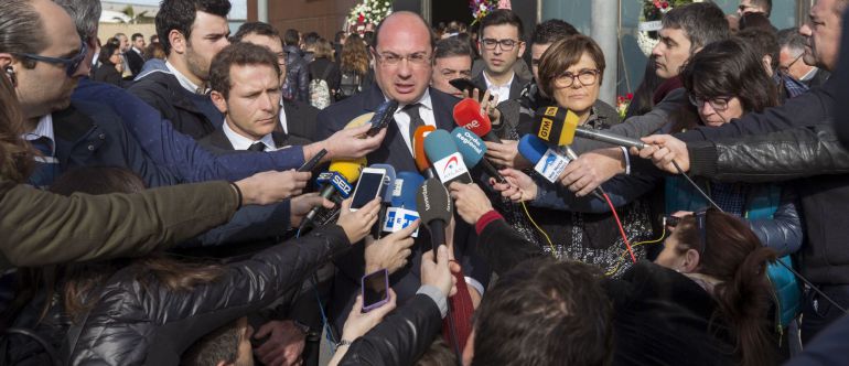 El presidente de la Región de Murcia, Pedro Antonio Sánchez (c), atiende a la prensa. El presidente de la Región de Murcia, Pedro Antonio Sánchez (c), atiende a la prensa.