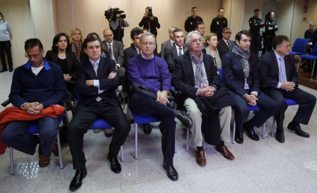 La infanta Cristina, al fondo a la izquieda, e Iñaki Urdangari, al fondo a la derecha, durante el juicio La infanta Cristina, al fondo a la izquieda, e Iñaki Urdangari, al fondo a la derecha, durante el juicio
