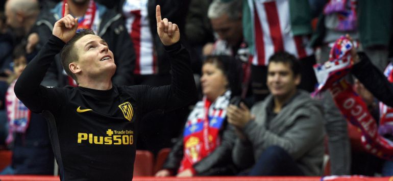 Gameiro celebra uno de los tres goles que marcó en El Molinón Gameiro celebra uno de los tres goles que marcó en El Molinón
