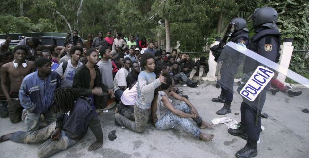 Cerca de 500 inmigrantes han accedido a la ciudad autónoma de Ceuta saltando la valla por la frontera del Tarajal. Cerca de 500 inmigrantes han accedido a la ciudad autónoma de Ceuta saltando la valla por la frontera del Tarajal.