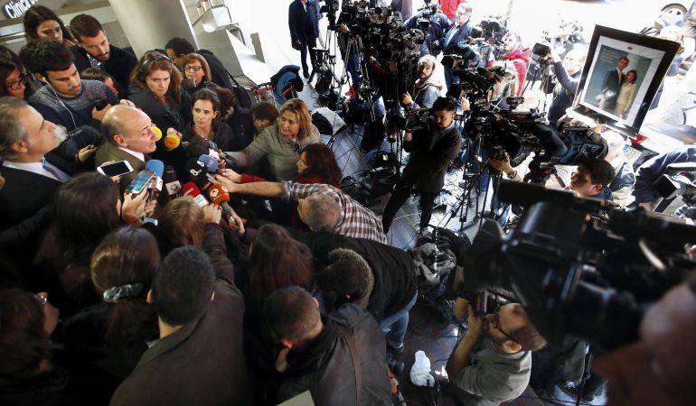El abogado de la infanta Cristina, Miquel Roca, atiende a los medios de poco después de conocerse la sentencia del caso Nóos. El abogado de la infanta Cristina, Miquel Roca, atiende a los medios de poco después de conocerse la sentencia del caso Nóos.