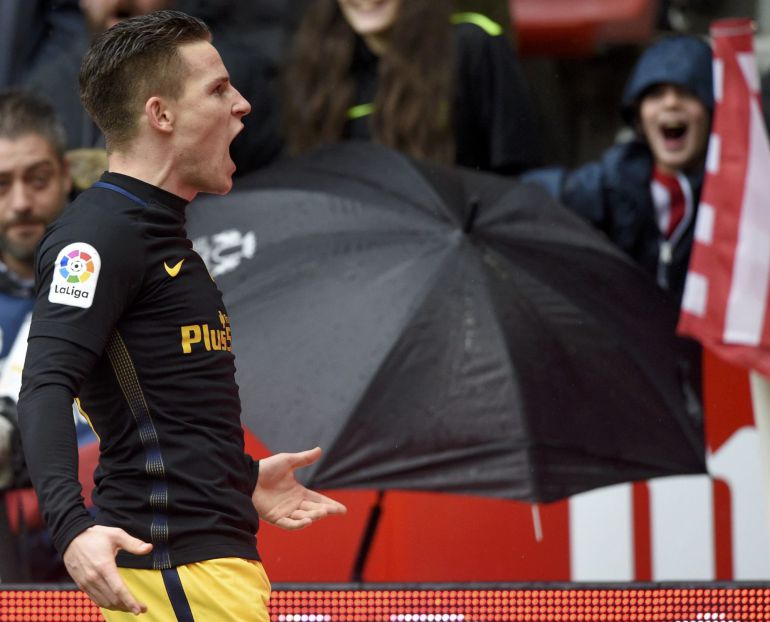 Gameiro celebra su 'Hat-Trick'. Gameiro celebra su 'Hat-Trick'.