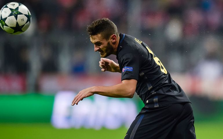 Koke cabecea el esférico durante un partido de Champions League. Koke cabecea el esférico durante un partido de Champions League.
