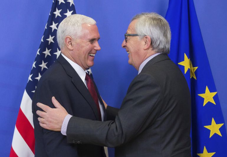 El presidente de la Comisión Europea, Jean-Claude Juncker (d), da la bienvenida al vicepresidente de Estados Unidos, Mike Pence El presidente de la Comisión Europea, Jean-Claude Juncker (d), da la bienvenida al vicepresidente de Estados Unidos, Mike Pence