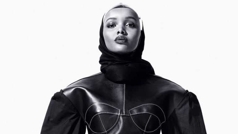 Halima Aden vestida de Loewe para el 'CR Fashion Book' y con el estilismo de Carine Roitfeld Halima Aden vestida de Loewe para el 'CR Fashion Book' y con el estilismo de Carine Roitfeld