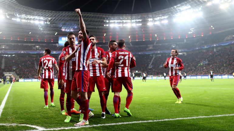Los jugadores del Atlético celebran el tanto de Saúl en el BayArena. Los jugadores del Atlético celebran el tanto de Saúl en el BayArena.