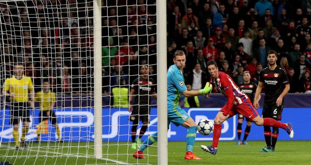 Torres remata para hacer el cuarto gol del Atlético de Madrid. Torres remata para hacer el cuarto gol del Atlético de Madrid.