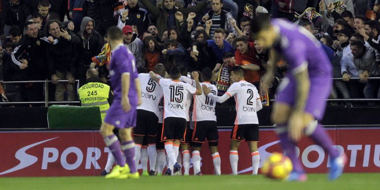 Los jugadores del Valencia celebran un gol al Real Madrid.