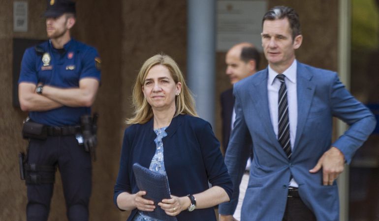 Iñaki Urdangarín y la infanta Cristina a su salida de la sede de la Escuela Balear de la Administración Pública (EBAP) de Palma. Iñaki Urdangarín y la infanta Cristina a su salida de la sede de la Escuela Balear de la Administración Pública (EBAP) de Palma.