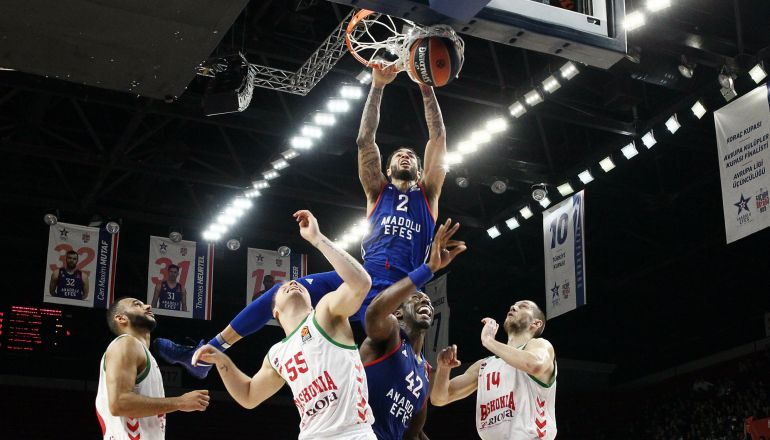 Los jugadores de Anadolu Efes y del Baskonia, durante el encuentro de Estambul Los jugadores de Anadolu Efes y del Baskonia, durante el encuentro de Estambul