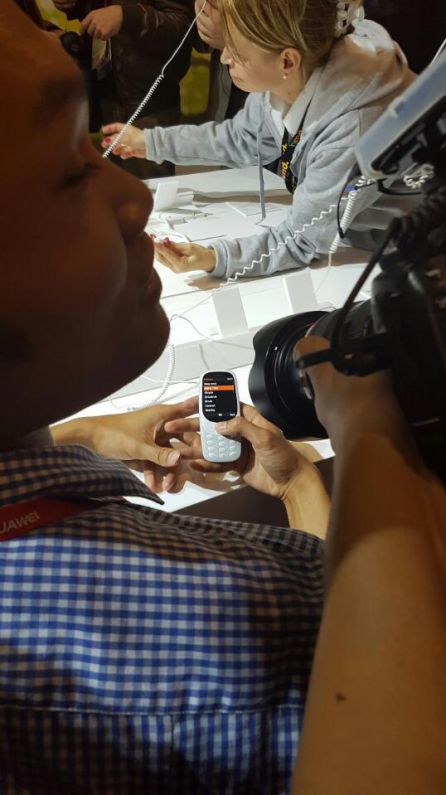 Un periodista prueba en nuevo Nokia 3310 en el stand de la marca Un periodista prueba en nuevo Nokia 3310 en el stand de la marca