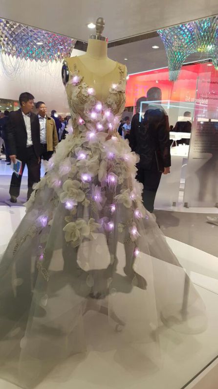 El vestido de la firma Marchesa iluminado según las emociones que transmiten los visitantes gracias a la inteligencia cognitiva de Watson El vestido de la firma Marchesa iluminado según las emociones que transmiten los visitantes gracias a la inteligencia cognitiva de Watson