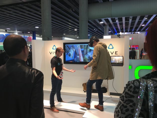 El stand de HTC nos permite experimentar un salto al vacío en realidad virtual. Y es vertiginoso. El stand de HTC nos permite experimentar un salto al vacío en realidad virtual. Y es vertiginoso.