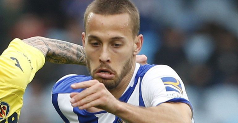 Sergio Canales se marcha de Castillejo en una jugada Sergio Canales se marcha de Castillejo en una jugada
