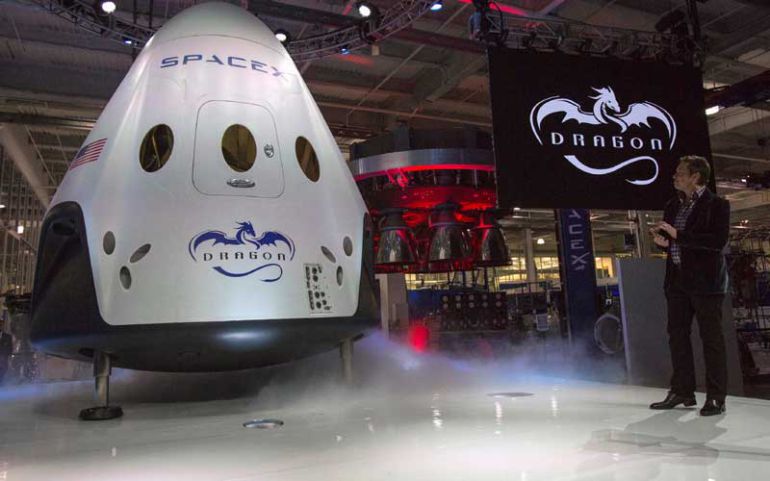 El presidente ejecutivo de Space X, Elon Musk, presenta la nave Dragon diseñada para llevar astronautas a la Estación Espacial Internacional.
El presidente ejecutivo de Space X, Elon Musk, presenta la nave Dragon diseñada para llevar astronautas a la Estación Espacial Internacional.