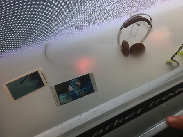 P2i muestra varios teléfonos móviles y auriculares impermeabilizados. P2i muestra varios teléfonos móviles y auriculares impermeabilizados.
