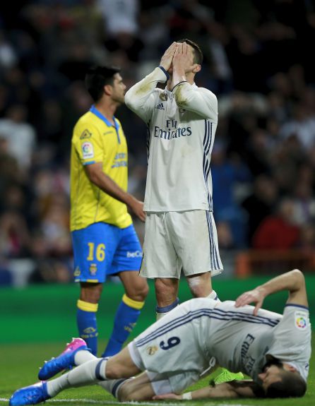 Cristiano Ronaldo se lamenta de una ocasión. Cristiano Ronaldo se lamenta de una ocasión.