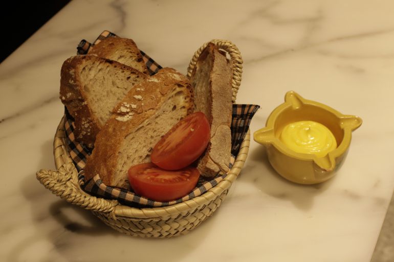 Pan con tomate y 'allioli'. Pan con tomate y 'allioli'.