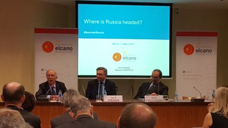 El embajador ruso en España, Yuri Korchagin junto al presidente del REal Instituto El Cano, Lamo de Espinosa y el ex ministro de exteriores Marcelino Oreja El embajador ruso en España, Yuri Korchagin junto al presidente del REal Instituto El Cano, Lamo de Espinosa y el ex ministro de exteriores Marcelino Oreja