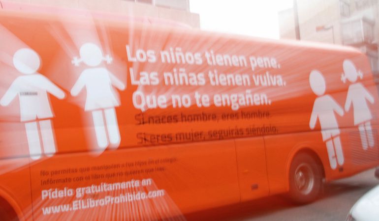 Autobús de la plataforma Hazte Oír con lemas rotulados como "Los niños tienen pene", "Las niñas tienen vulva", "Que no te engañen", "Si naces hombre, eres hombre" o "Si eres mujer, seguirás siéndolo". Autobús de la plataforma Hazte Oír con lemas rotulados como "Los niños tienen pene", "Las niñas tienen vulva", "Que no te engañen", "Si naces hombre, eres hombre" o "Si eres mujer, seguirás siéndolo".
