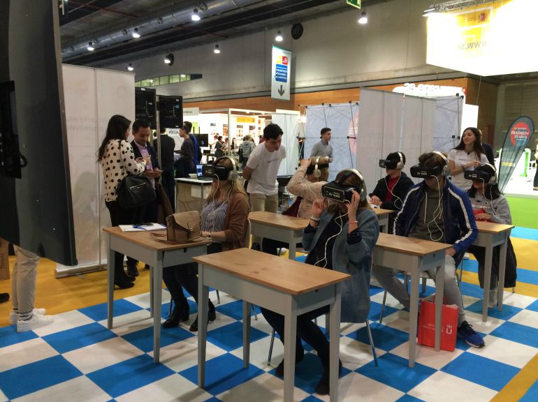 Un grupo de estudiantes visionando el video en realidad virtual contra el acoso escolar en la Feria AULA Un grupo de estudiantes visionando el video en realidad virtual contra el acoso escolar en la Feria AULA