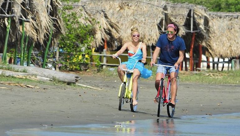Shakira y Carlos Vives andan en bici durante la grabación de la canción 'La Bicicleta' en Puerto Velero (Barranquilla). Shakira y Carlos Vives andan en bici durante la grabación de la canción 'La Bicicleta' en Puerto Velero (Barranquilla).