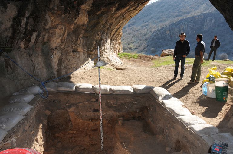 Eudald Carbonell y Benhoruz Bazgir (derecha) junto a la excavación de la Cueva de Kaldar. Eudald Carbonell y Benhoruz Bazgir (derecha) junto a la excavación de la Cueva de Kaldar.