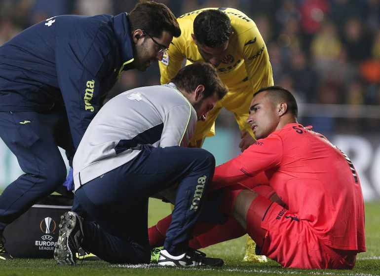 Sergio Asenjo, junto a los médicos del Villarreal tras percatarse de su lesión Sergio Asenjo, junto a los médicos del Villarreal tras percatarse de su lesión