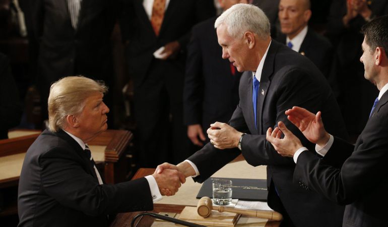 El presidente de EEUU, Donald Trump, saluda a su vicepresidente, Mike Pence. El presidente de EEUU, Donald Trump, saluda a su vicepresidente, Mike Pence.