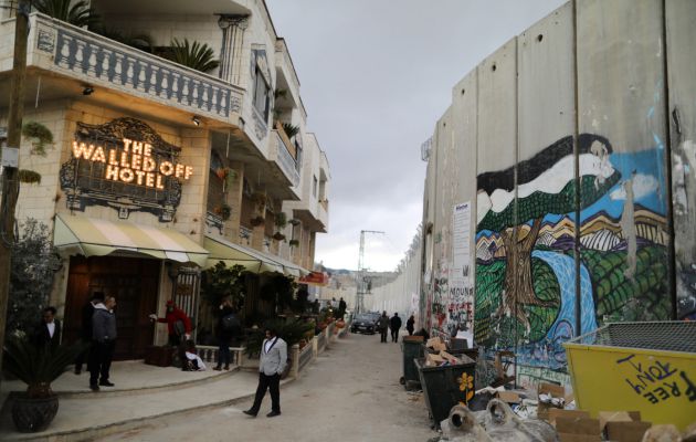 Fachada del hotel 'Walled Off' que ha abierto Banksy Fachada del hotel 'Walled Off' que ha abierto Banksy