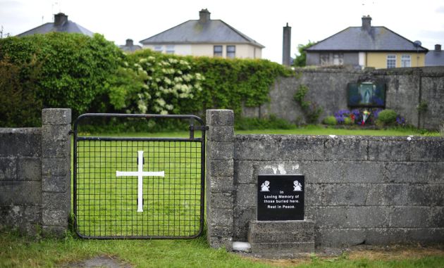 Hallan "gran número" de niños enterrados en una fosa de un convento irlandés Hallan "gran número" de niños enterrados en una fosa de un convento irlandés