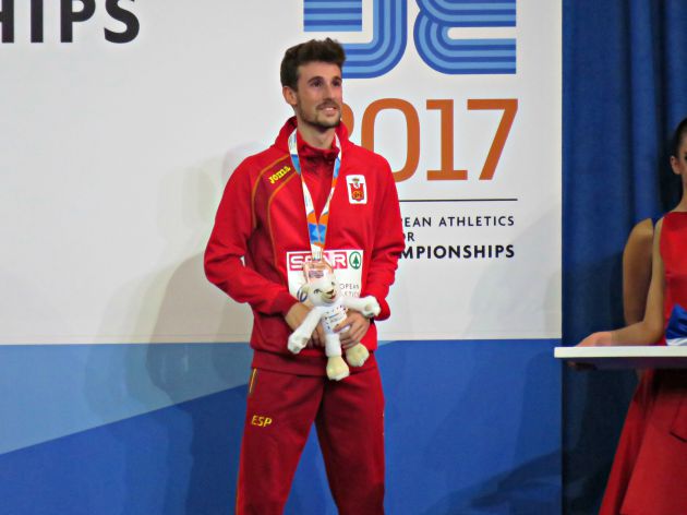 Álvaro de Arriba recoge su medalla de bronce en los 800 metros Álvaro de Arriba recoge su medalla de bronce en los 800 metros