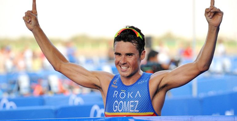 Javier Gómez Noya levanta los brazos tras ganar en Abu Dhabi Javier Gómez Noya levanta los brazos tras ganar en Abu Dhabi